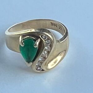 Elegant Gold and Green Gemstone Ring
